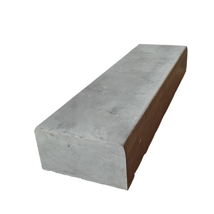 Traptrede uit oude borduur gezaagd en geschuurd.