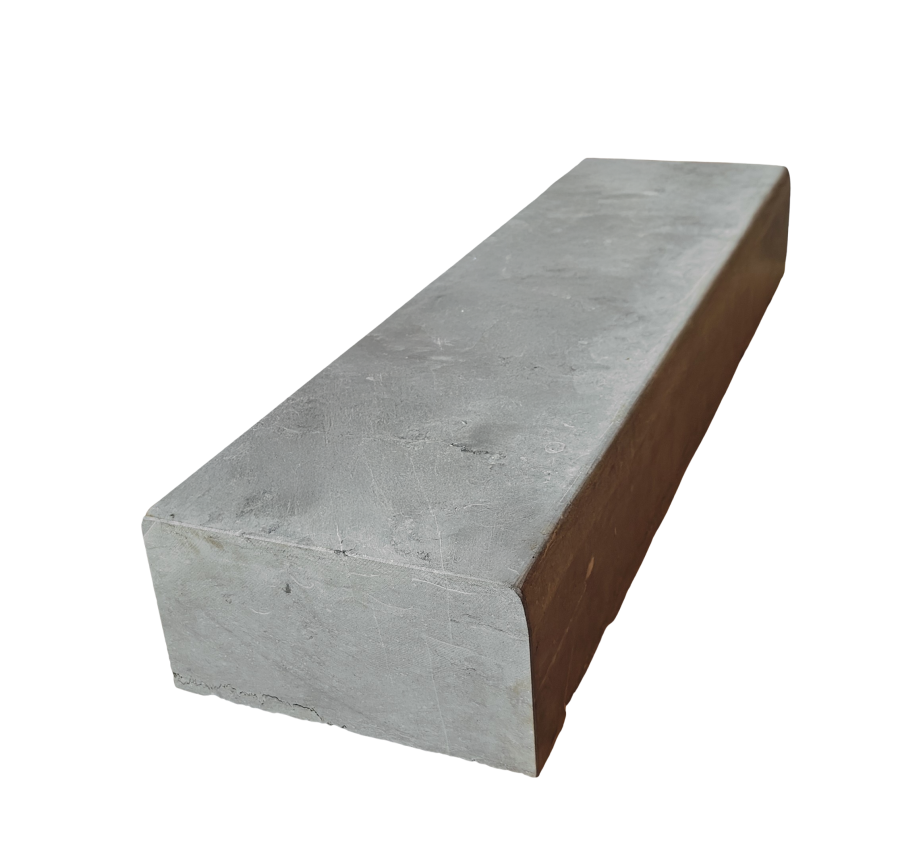 Traptrede uit oude borduur gezaagd en geschuurd.